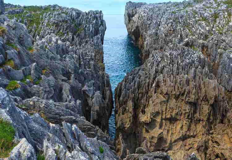 bay-of-biscay-summer-rocky-coast-view-spain-astu