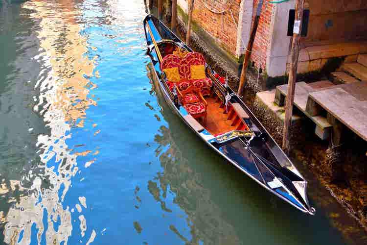 Boat experience along the brenta canal